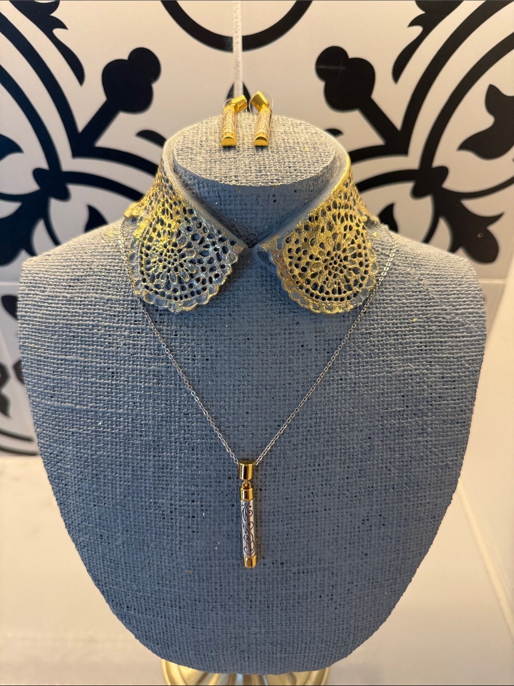NWT Venezia Two Toned Necklace and Matching Earrings